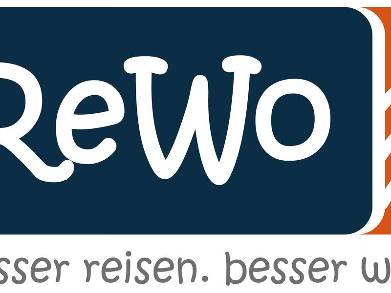 Es wird das Logo der Übungsfirma REWO gezeigt. RE WO steht für Reisen und Wohnen