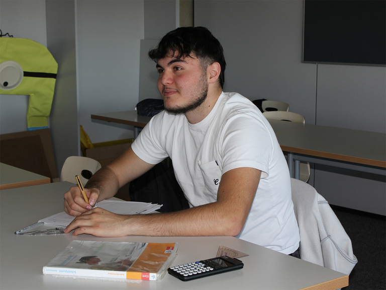 Ein Schüler der Wirtschaftsschule wird gezeigt