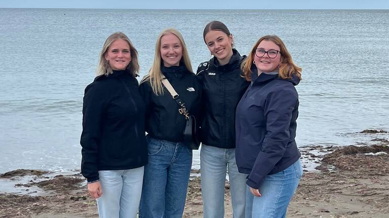 4 SchülerInnen stehen am Meer in Irland