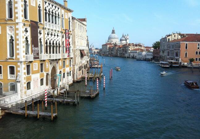 Das Bild zeigt eine italienische Stadt am Wasser