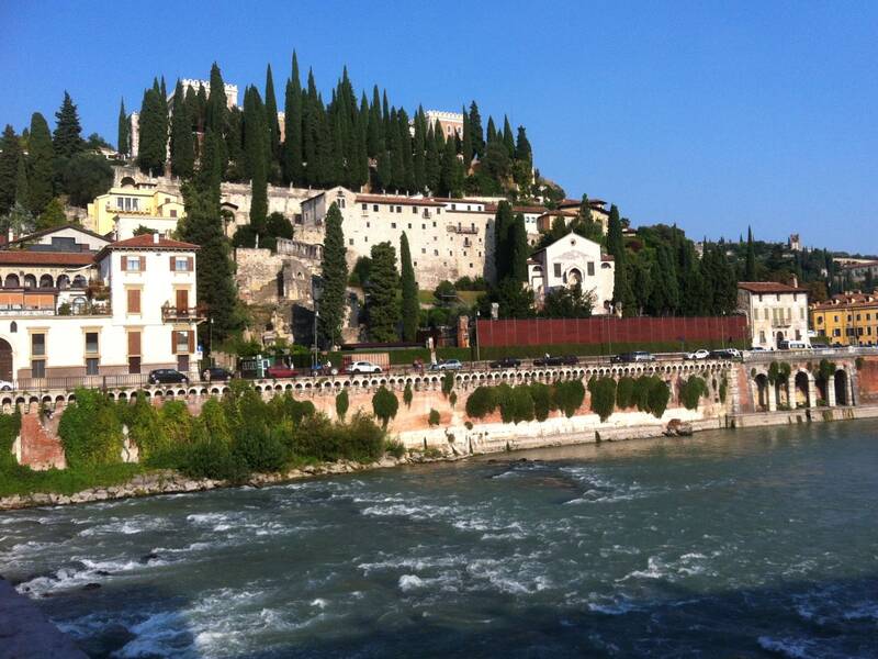 Das Bild zeigt die Stadt Verona