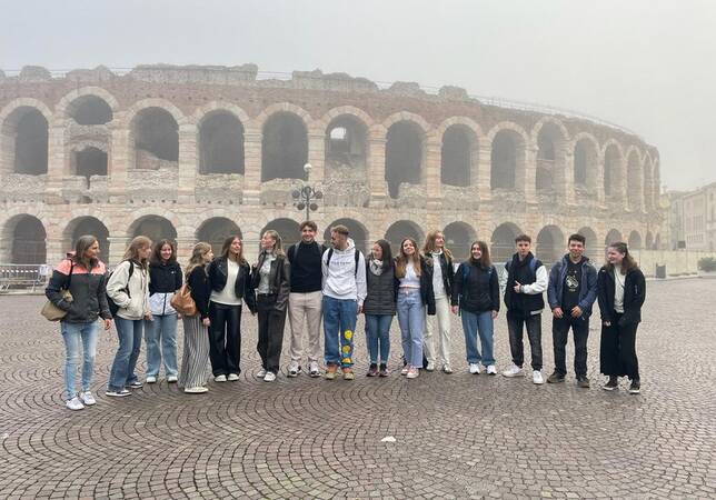 Das Bild zeigt eine Schülergruppe