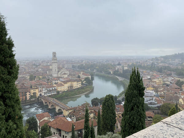 Das Bild zeigt die Stadt Verona 