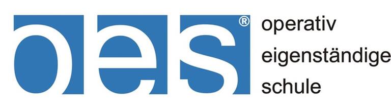 Das Bild zeigt ein Logo mit den Buchstaben "oes" in blau und den Worten "operativ eigenständige schule" rechts daneben.