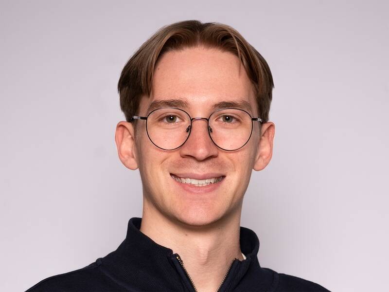 Das Bild zeigt Herrn Gilonas